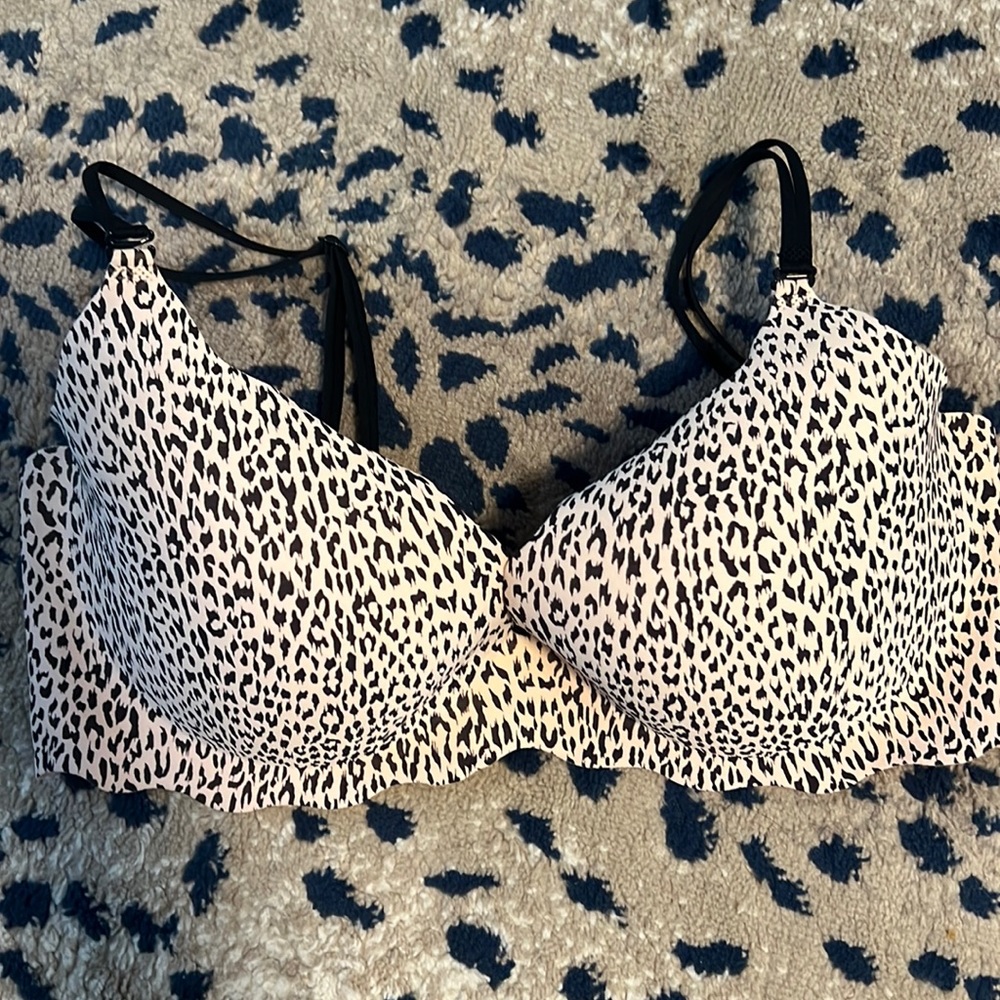 VS secret embrace push up- NWOT